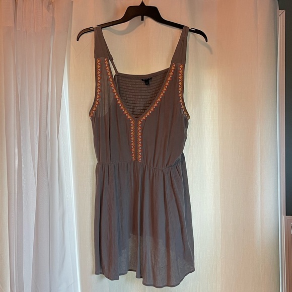 Torrid grey embroidered tank, size 3. - Picture 4 of 6